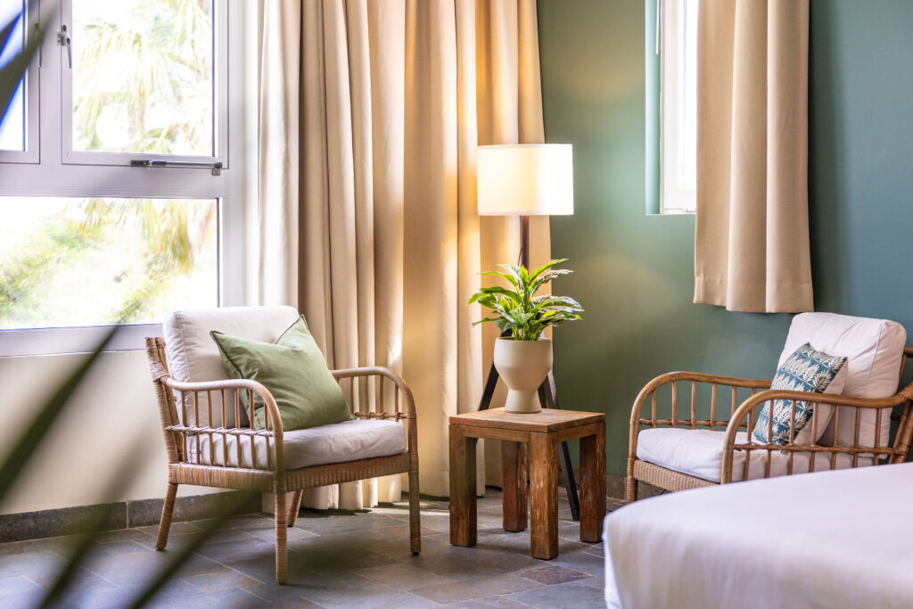 Eine der gemütlichen Ecken in einem Zimmer des Bayside Boutique Hotels.